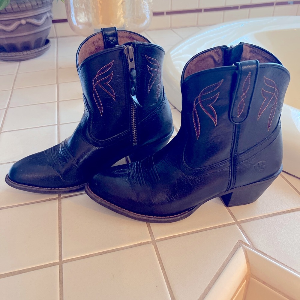 Versatile Ariat Boots!!! Only wore once, love them, my bunions don’t 😁